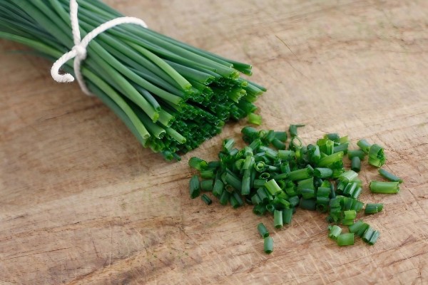 đặc điểm của lá hẹ